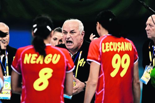 Antrenorul Gheorghe Tadici lansând indicații nervoase către Cristina Neagu și Narcisa Lecușanu la JO de la Beijing 2008 // FOTO Cristi Preda
