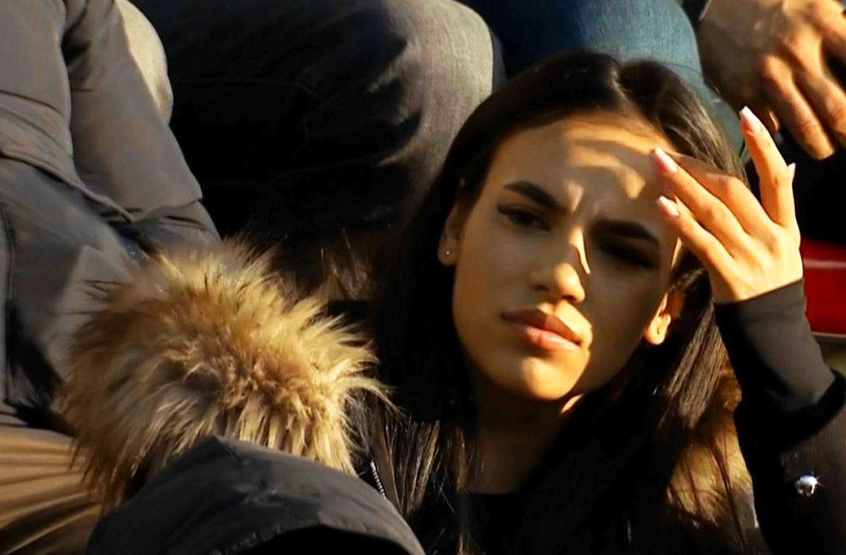 Au găsit-o într-un stadion plin! Cine a atras toate privirile la meciul naționalei de la Sibiu