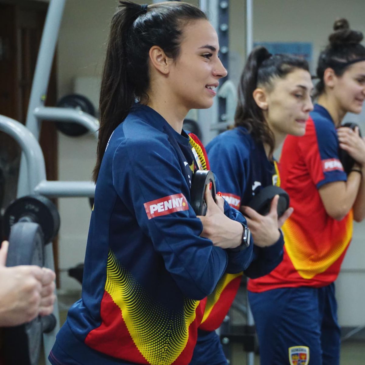 Au găsit-o într-un stadion plin! Cine a atras toate privirile la meciul naționalei de la Sibiu