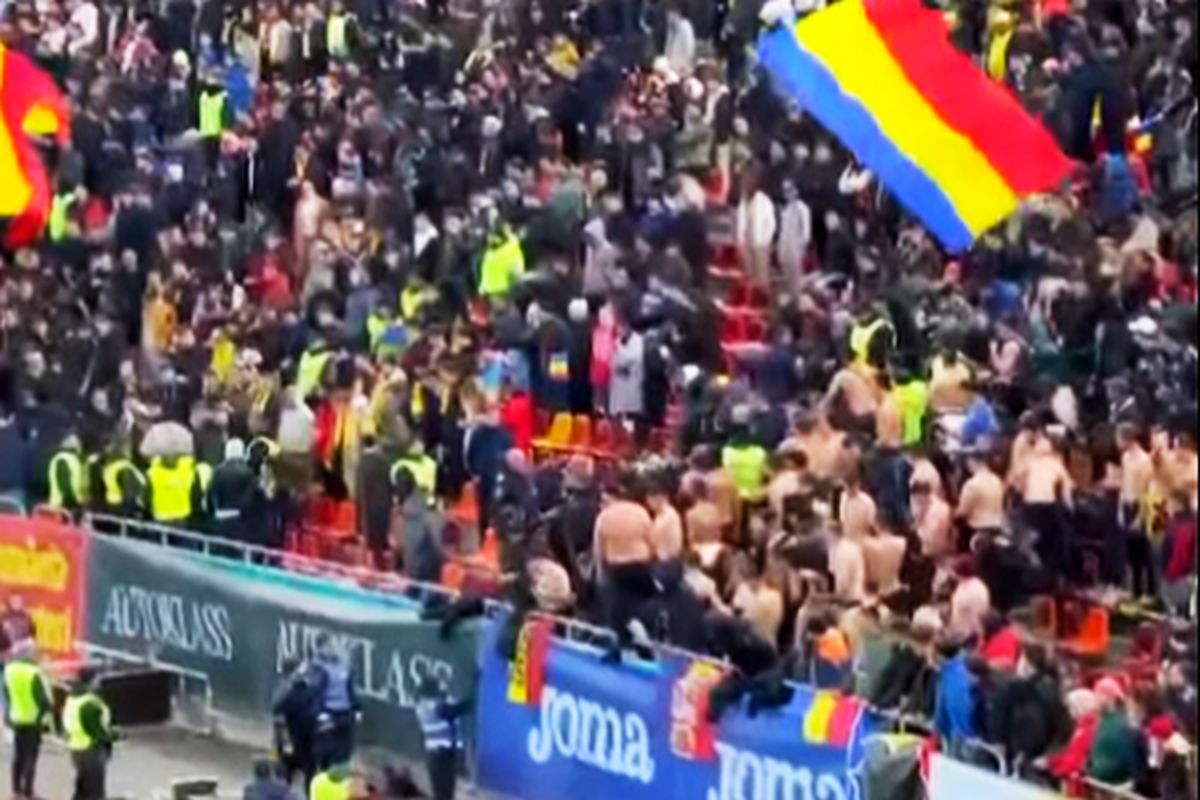 Au comis-o și pe Arena Națională! Scandări xenofobe și conflict între două galerii din Liga 1 + toate mesajele afișate la România - Belarus