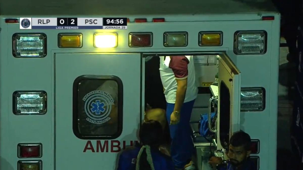 Bătaie cruntă la un meci de fotbal din Mexic » Portarul a ajuns în ambulanță!