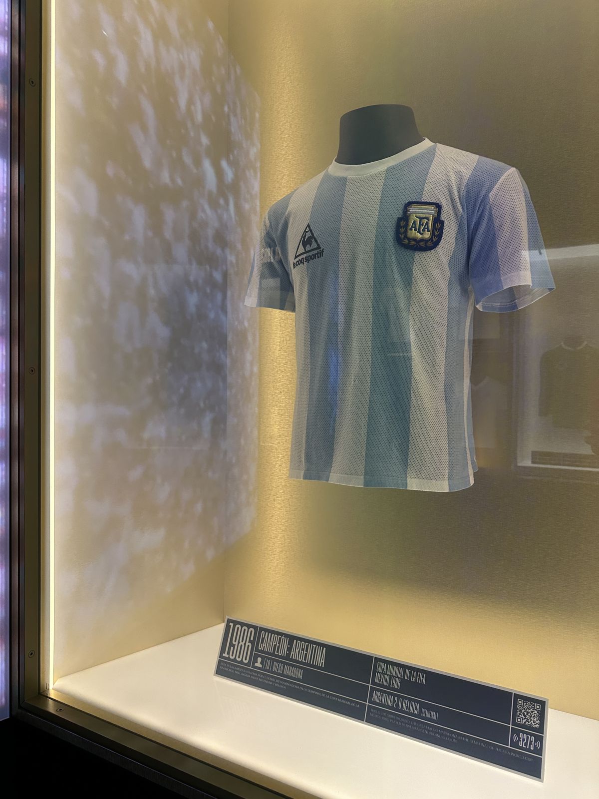 Galerie impresionantă de tricouri la muzeul fotbalului din Madrid