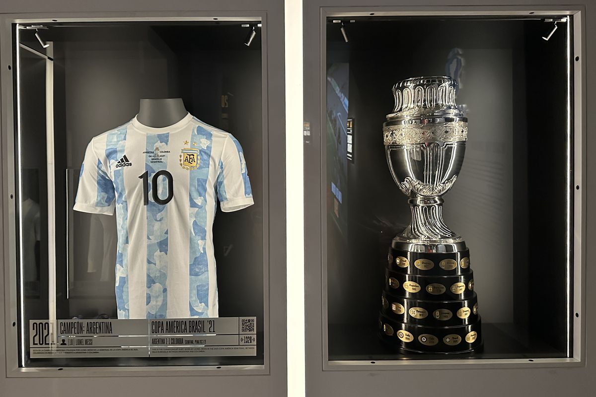 Galerie impresionantă de tricouri la muzeul fotbalului din Madrid