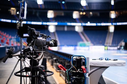 TVR Sport debutează sâmbătă, iar grila de programe „va avea un conţinut divers, cu jurnale de ştiri, transmisii în direct, dezbateri şi emisiuni sportive”, după cum anunță postul public de televiziune.