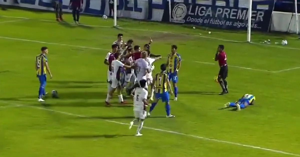 Bătaie cruntă la un meci de fotbal din Mexic » Portarul a ajuns în ambulanță!