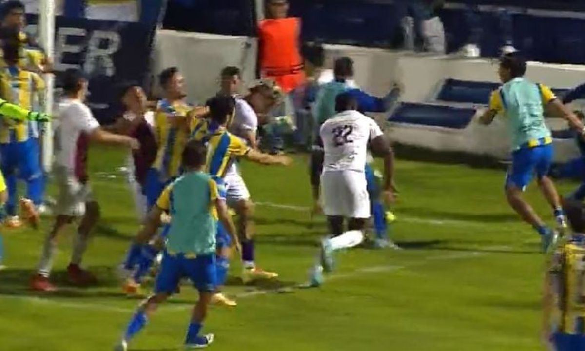 Bătaie cruntă la un meci de fotbal din Mexic » Portarul a ajuns în ambulanță!