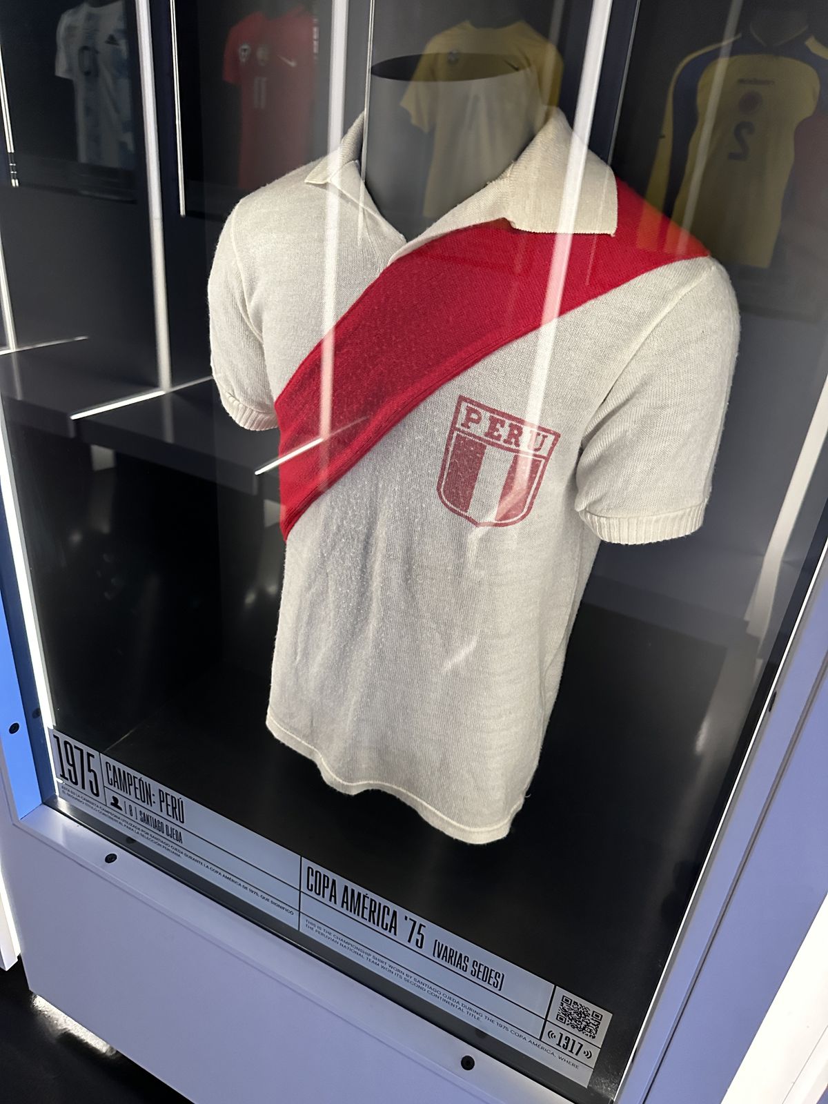 Galerie impresionantă de tricouri la muzeul fotbalului din Madrid