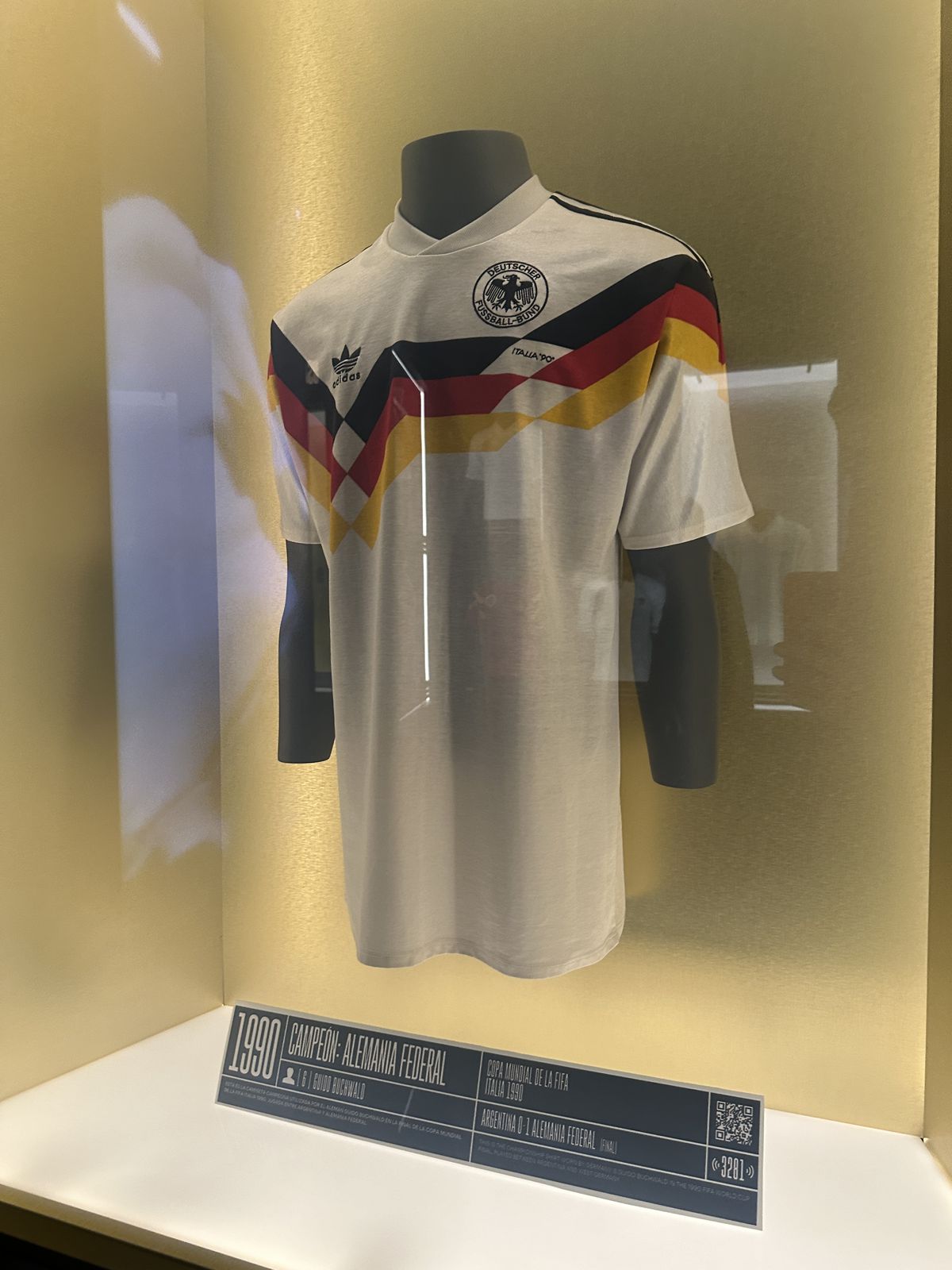 Galerie impresionantă de tricouri la muzeul fotbalului din Madrid