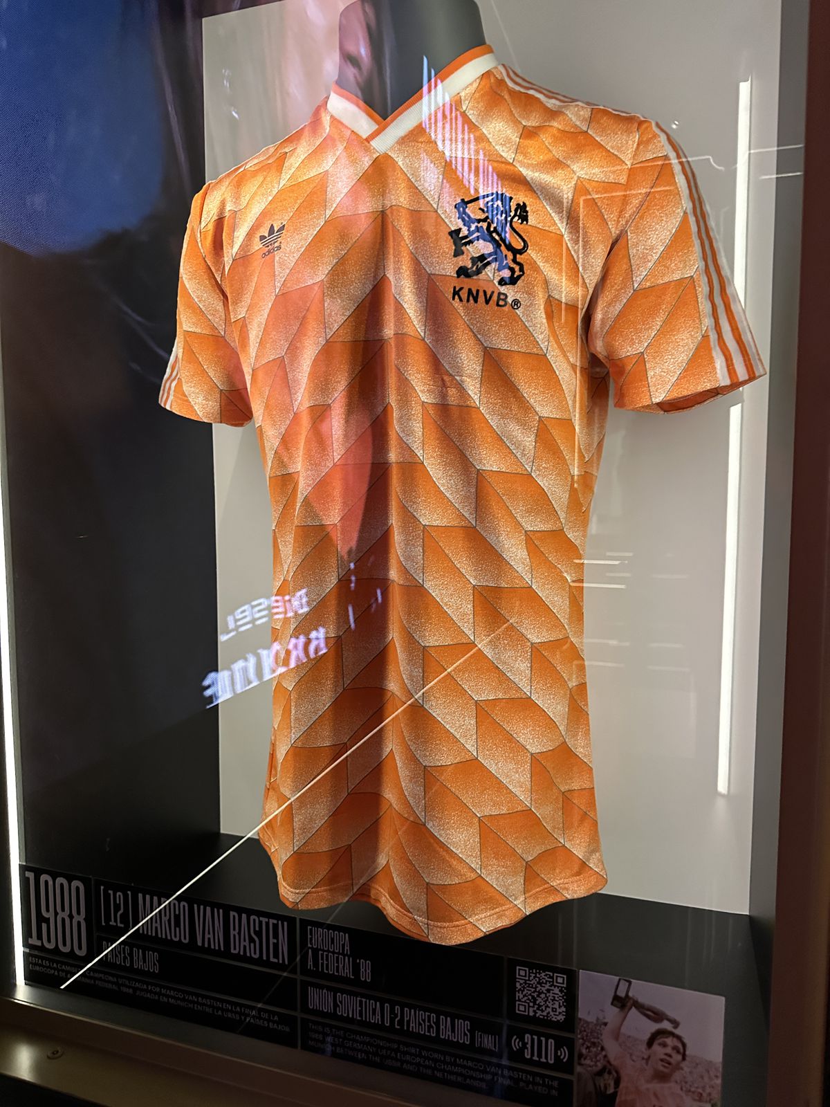 Galerie impresionantă de tricouri la muzeul fotbalului din Madrid