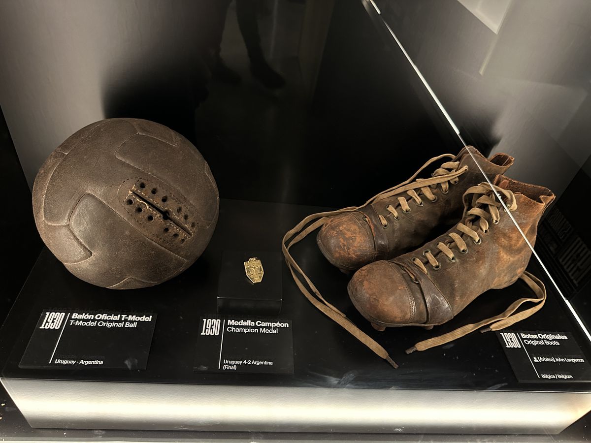 Galerie impresionantă de tricouri la muzeul fotbalului din Madrid