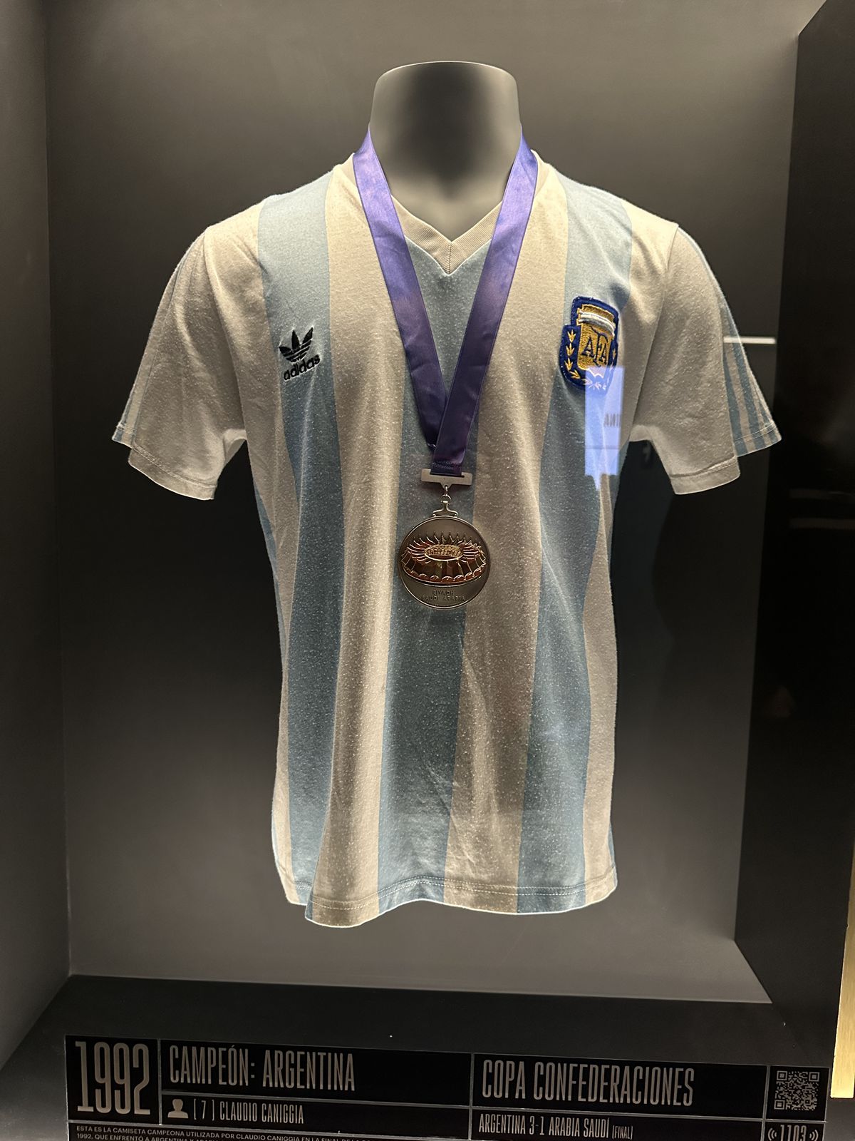 Galerie impresionantă de tricouri la muzeul fotbalului din Madrid