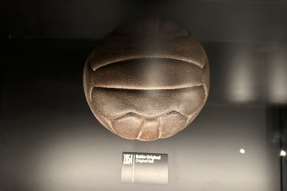 Galerie impresionantă de tricouri la muzeul fotbalului din Madrid