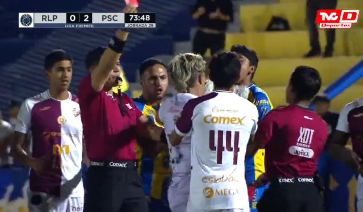 Bătaie cruntă la un meci de fotbal din Mexic » Portarul a ajuns în ambulanță!