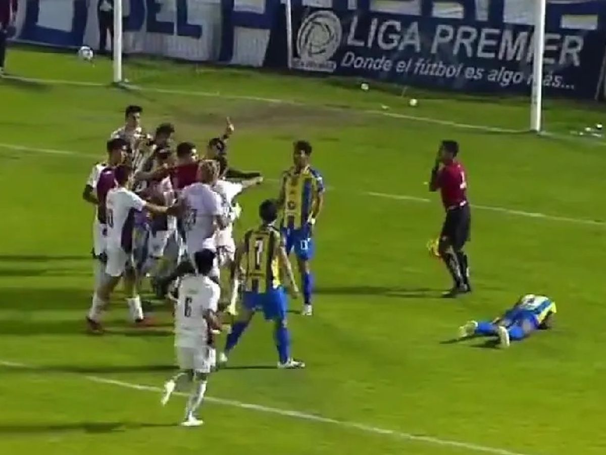 Bătaie cruntă la un meci de fotbal din Mexic » Portarul a ajuns în ambulanță!