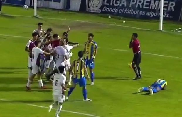 Bătaie cruntă la un meci de fotbal din Mexic » Portarul a ajuns în ambulanță!