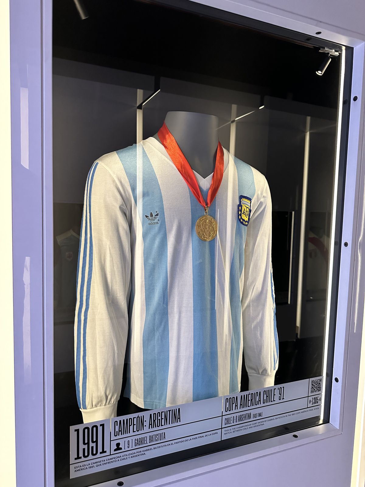 Galerie impresionantă de tricouri la muzeul fotbalului din Madrid