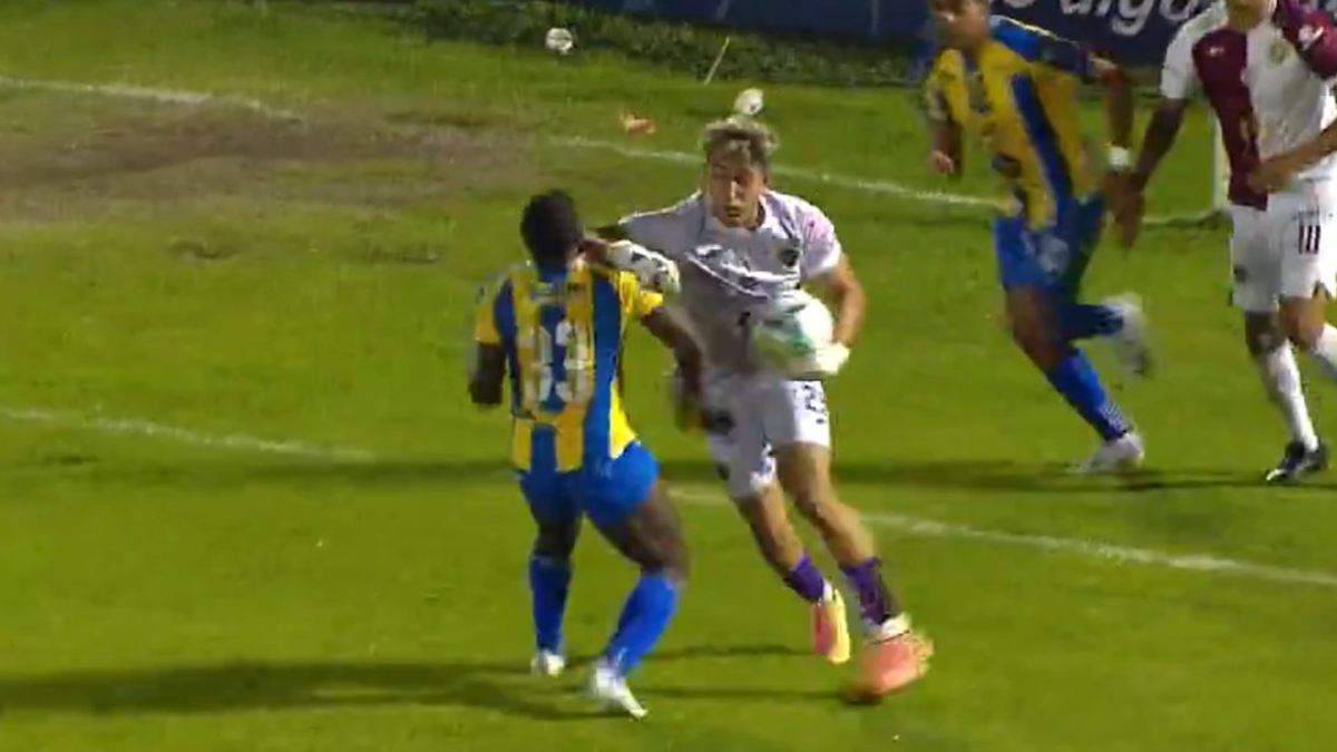 Bătaie cruntă la un meci de fotbal din Mexic » Portarul a ajuns în ambulanță!