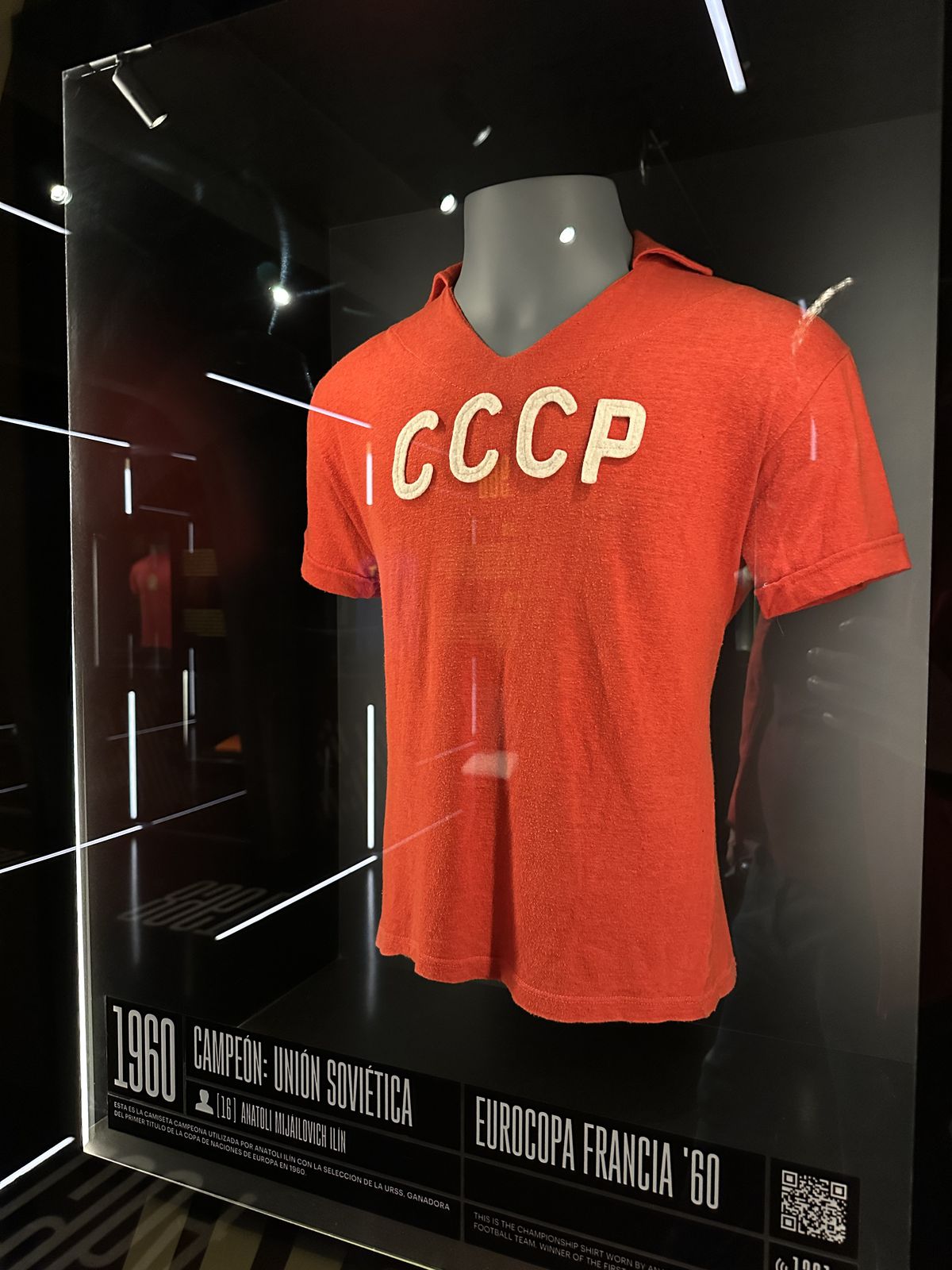 Galerie impresionantă de tricouri la muzeul fotbalului din Madrid