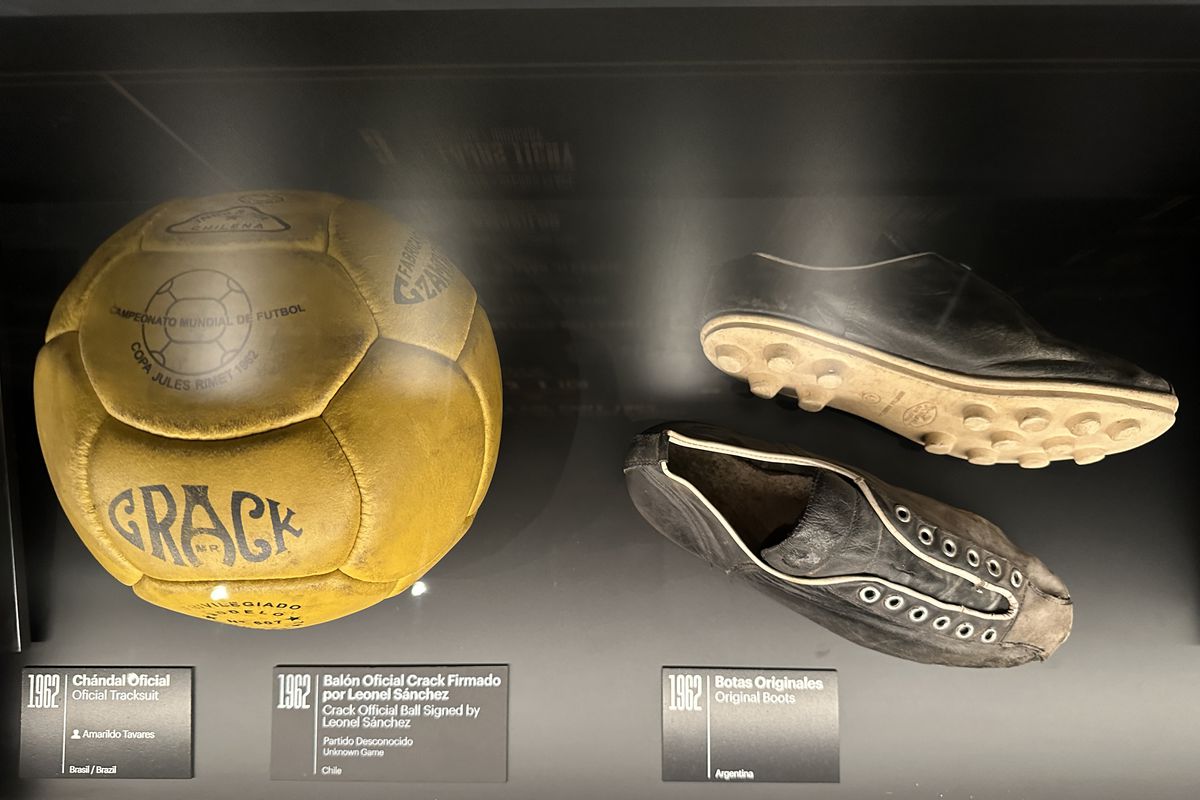 Galerie impresionantă de tricouri la muzeul fotbalului din Madrid