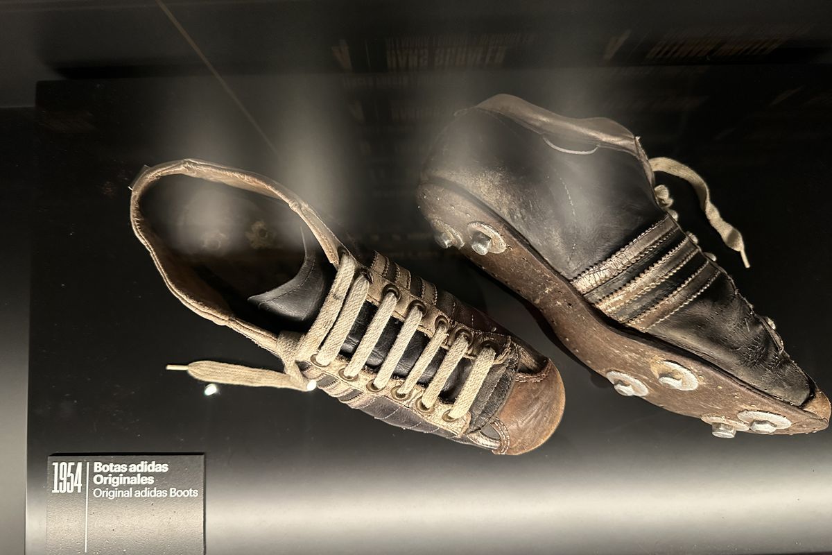 Galerie impresionantă de tricouri la muzeul fotbalului din Madrid