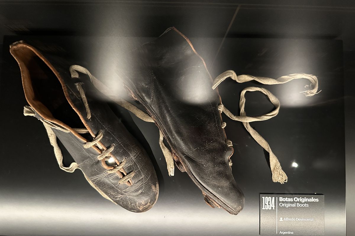 Galerie impresionantă de tricouri la muzeul fotbalului din Madrid