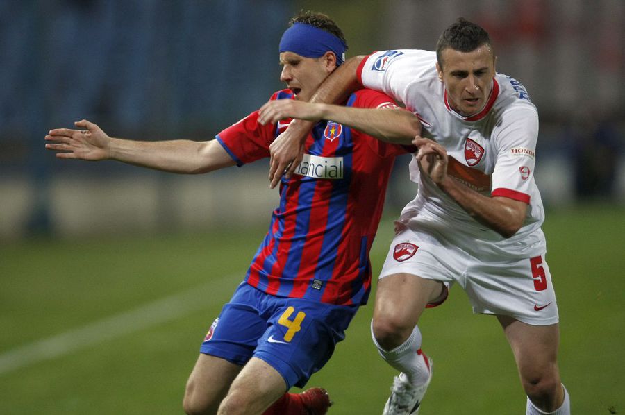 Silviu Izvoranu, într-un duel cu Sorin Ghionea / Sursă foto: GSP Nici Armstrong, nici Musi » Dinamovistul care le-a luat ochii tuturor în derby-ul cu FCSB: „Sunt rari astfel de jucători”