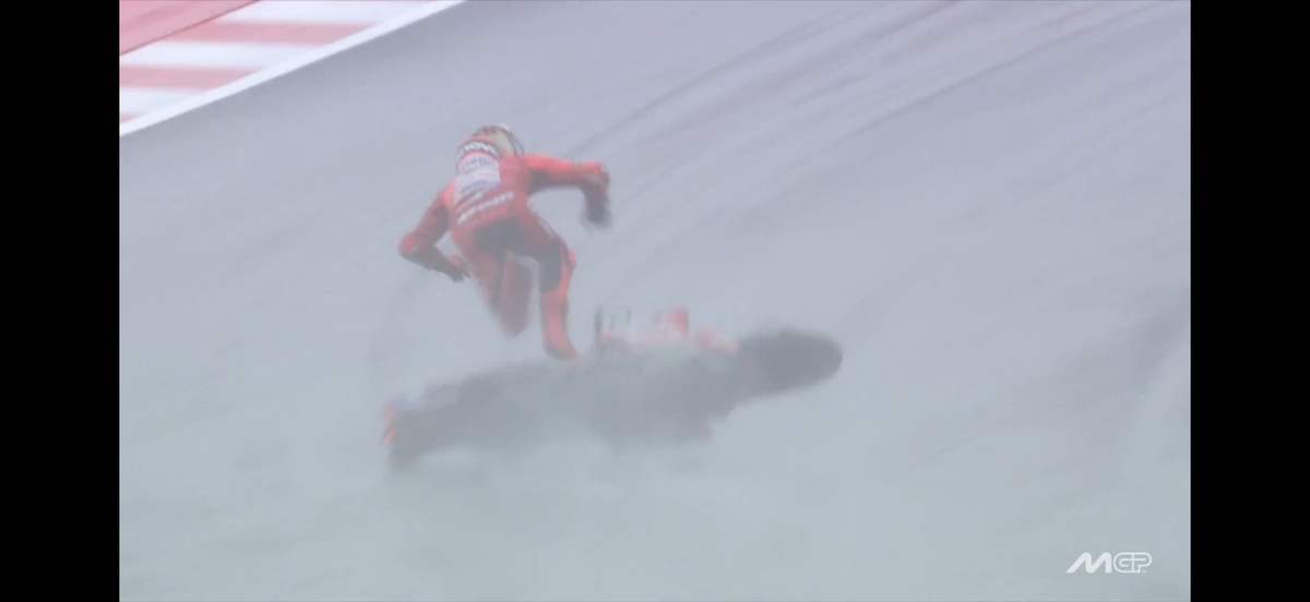 Franco Morbidelli a „zburat” pe ploaie! Marc Marquez a avut prima sa căzătură din acest sezon de MotoGP