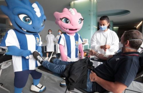 Mascotele lui FC Porto le-au ținut companie fanilor care au venit să doneze sânge la stadion