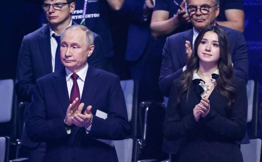 Vladimir Putin alături de Kamila Valieva în februarie 2025 „Păpușa” lui Vladimir Putin, un fenomen al sportului, se pozează nestingherită prin Florența: „Bucură-te de fiecare minut”