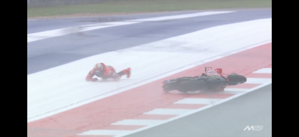 Franco Morbidelli a „zburat” pe ploaie! Marc Marquez a avut prima sa căzătură din acest sezon de MotoGP