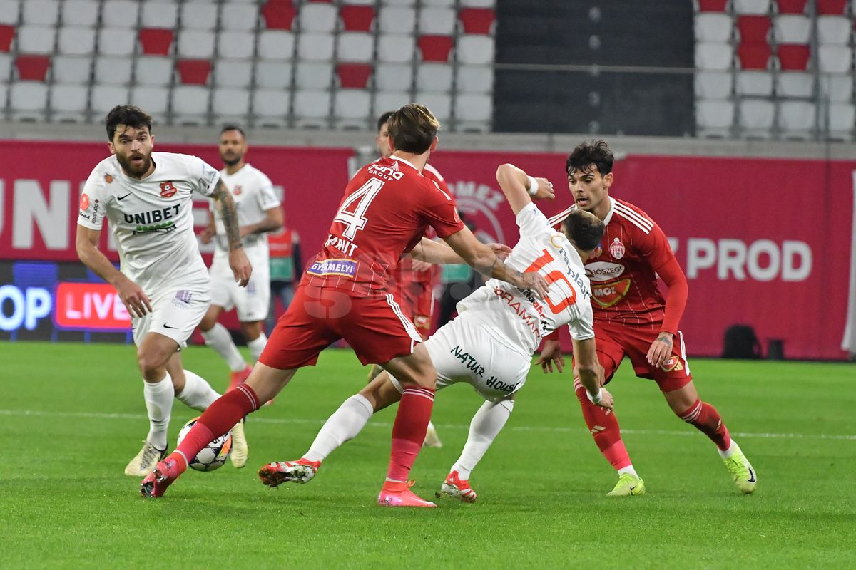 Dorinel Munteanu și-a certat 2 jucători, după Sepsi - Hermannstadt: „Repriza cadourilor! Au marcat pe greșeli personale”