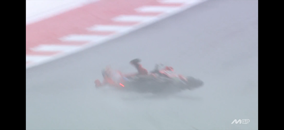 Franco Morbidelli a „zburat” pe ploaie! Marc Marquez a avut prima sa căzătură din acest sezon de MotoGP