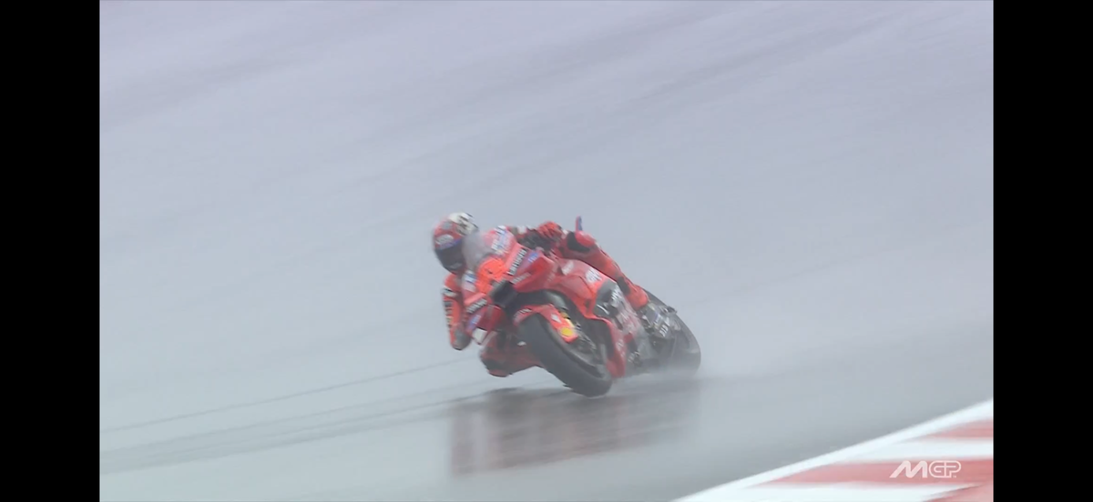 Franco Morbidelli a „zburat” pe ploaie! Marc Marquez a avut prima sa căzătură din acest sezon de MotoGP