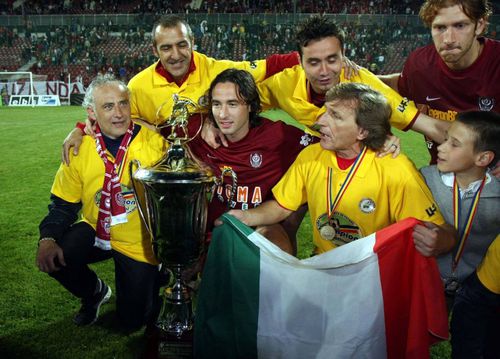 Enrico Nicolini (cu drapelul Italiei în mâini), sărbătorind alături de antrenorul Andrea Mandorlini titul de campion cu CFR Cluj în mai 2010 / Foto: Imago
