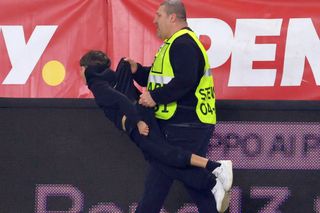 Avem răspunsul firmei de pază! Explicație pentru intervenția în forță de pe „Arcul de Triumf” » De ce i-au luat stewarzii pe sus pe copii: „Sub nicio formă!”