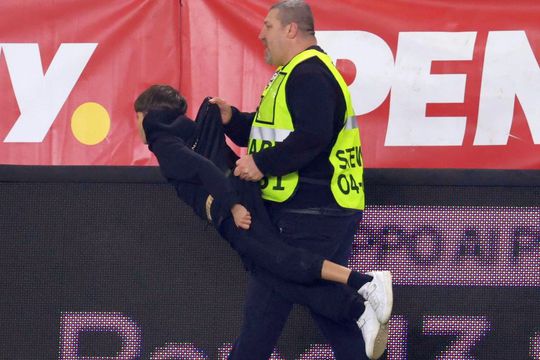 Așa a arătat intervenția stewarzilor de la finalul partidei de marți / FOTO: Ionuț Iordache (Gazeta Sporturilor)