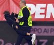 Așa a arătat intervenția stewarzilor de la finalul partidei de marți / FOTO: Ionuț Iordache (Gazeta Sporturilor)