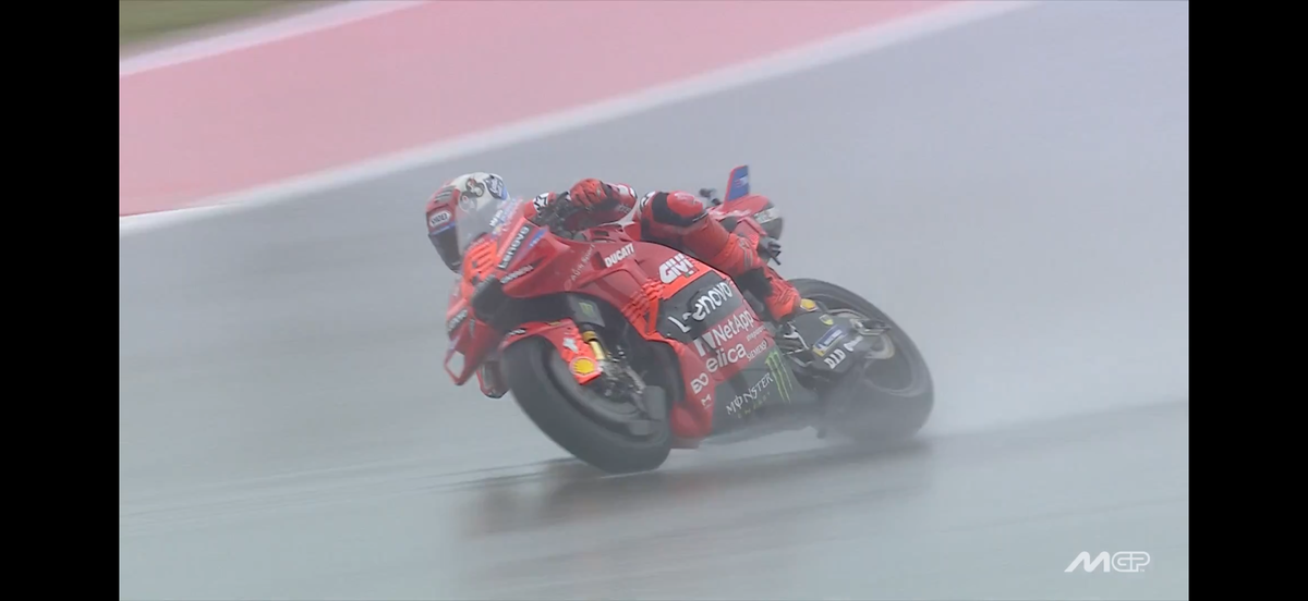 Franco Morbidelli a „zburat” pe ploaie! Marc Marquez a avut prima sa căzătură din acest sezon de MotoGP