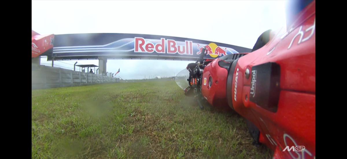 Franco Morbidelli a „zburat” pe ploaie! Marc Marquez a avut prima sa căzătură din acest sezon de MotoGP