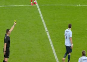 Moment incredibil în Anglia - Uruguay »  Jucătorul a primit două galbene și nu a fost eliminat