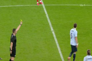 Moment incredibil în Anglia - Uruguay »  Jucătorul a primit două galbene și nu a fost eliminat