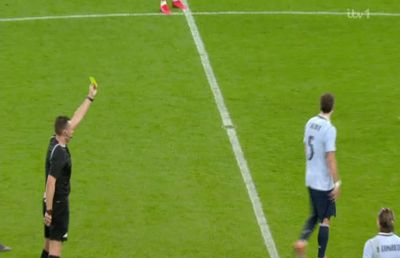 Moment incredibil în Anglia - Uruguay »  Jucătorul a primit două galbene și nu a fost eliminat