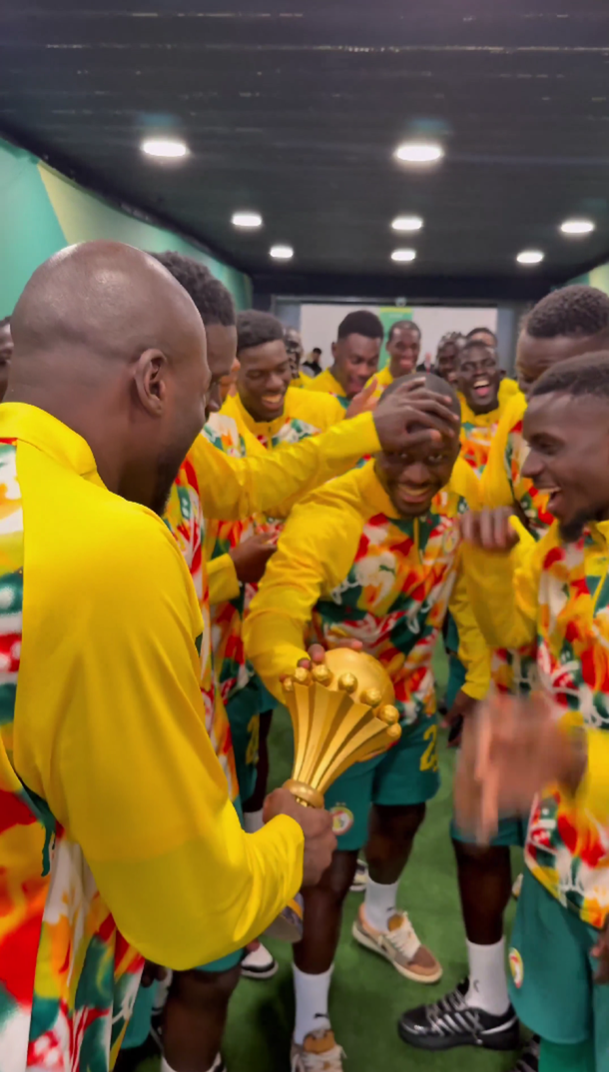 Senegal a adus trofeul Cupei Africii în Europa: paradă în fața a 70.000 spectatori