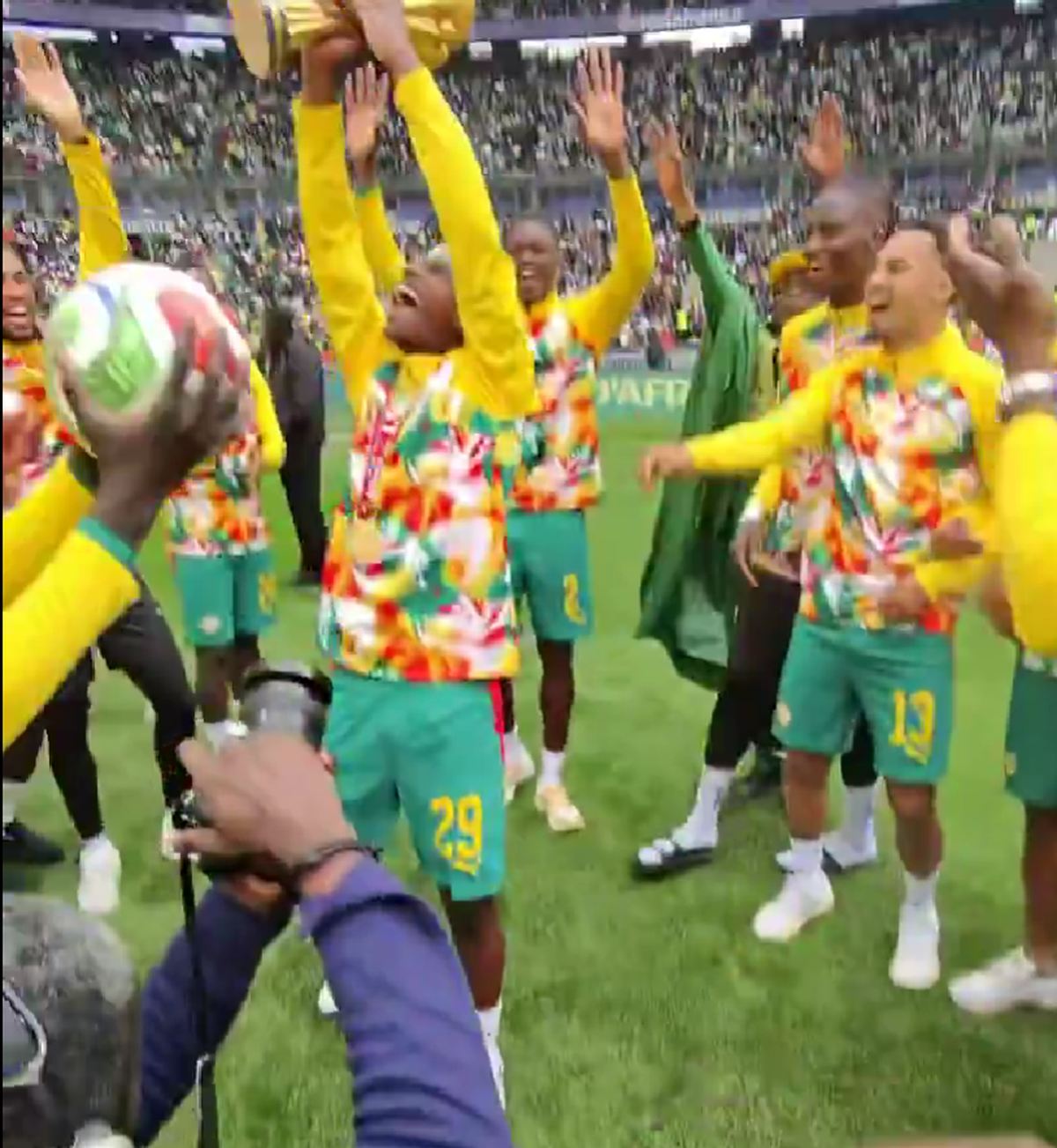 Senegal a adus trofeul Cupei Africii în Europa: paradă în fața a 70.000 spectatori