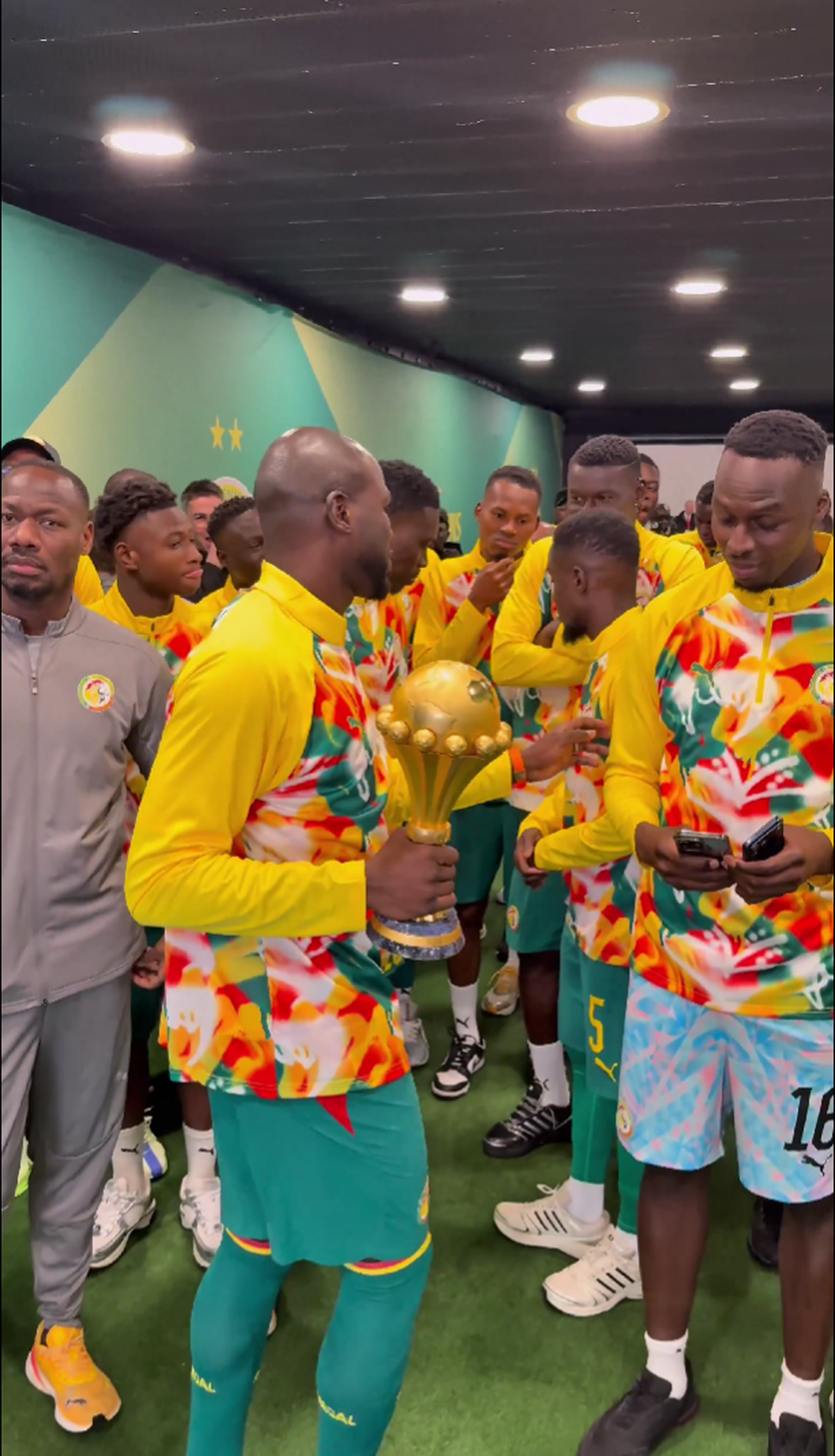 Senegal a adus trofeul Cupei Africii în Europa: paradă în fața a 70.000 spectatori