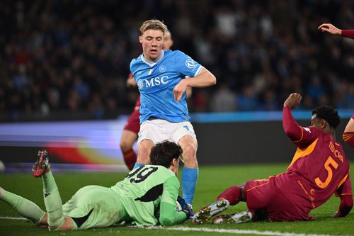 Mile Svilar intervine în careul Romei la o minge urmărită de Evan N'Dicka și Rasmus Hojlund, într-un meci Napoli - AS Roma / Foto: Imago