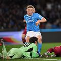 Mile Svilar intervine în careul Romei la o minge urmărită de Evan N'Dicka și Rasmus Hojlund, într-un meci Napoli - AS Roma / Foto: Imago