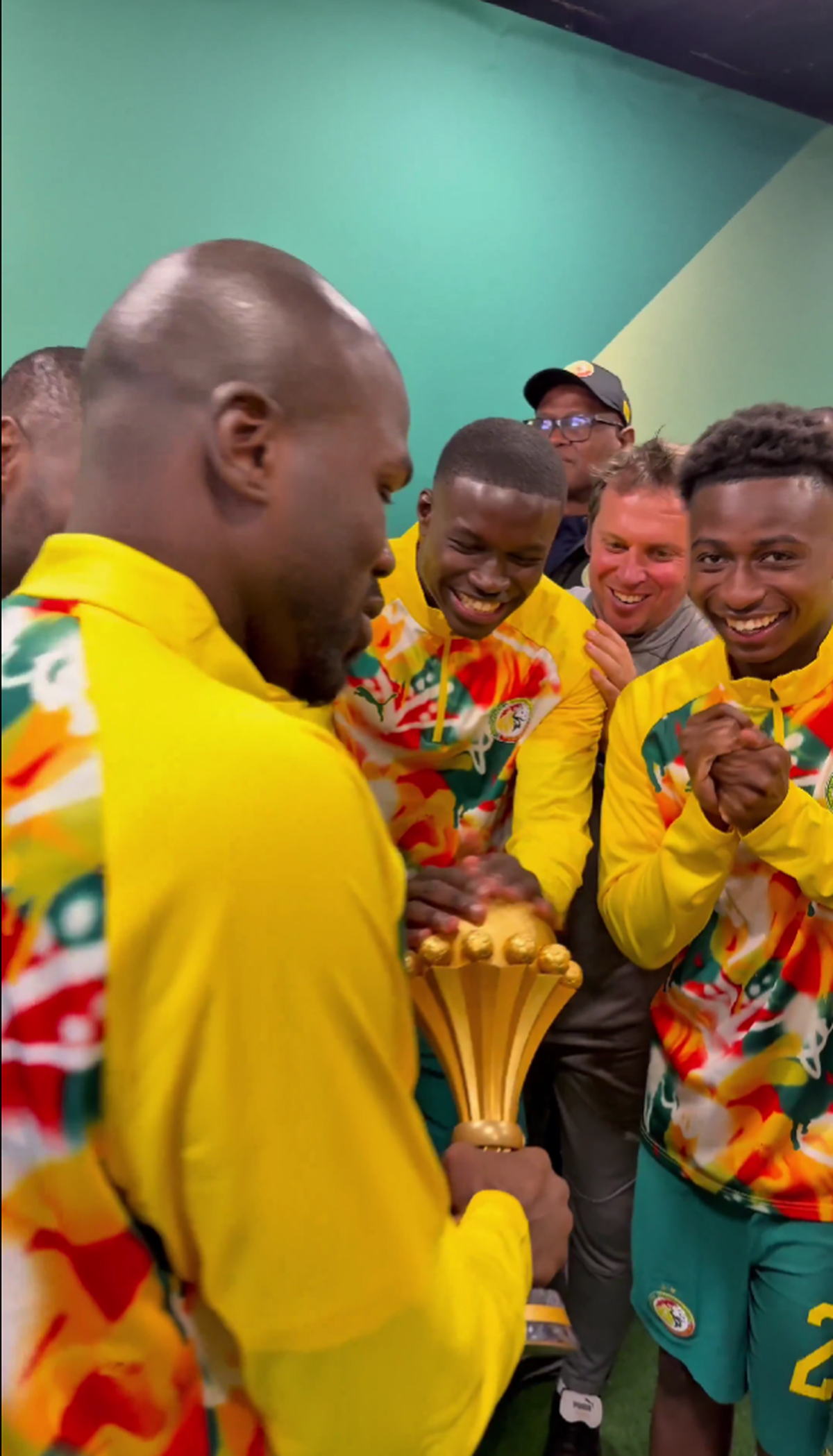 Senegal a adus trofeul Cupei Africii în Europa: paradă în fața a 70.000 spectatori