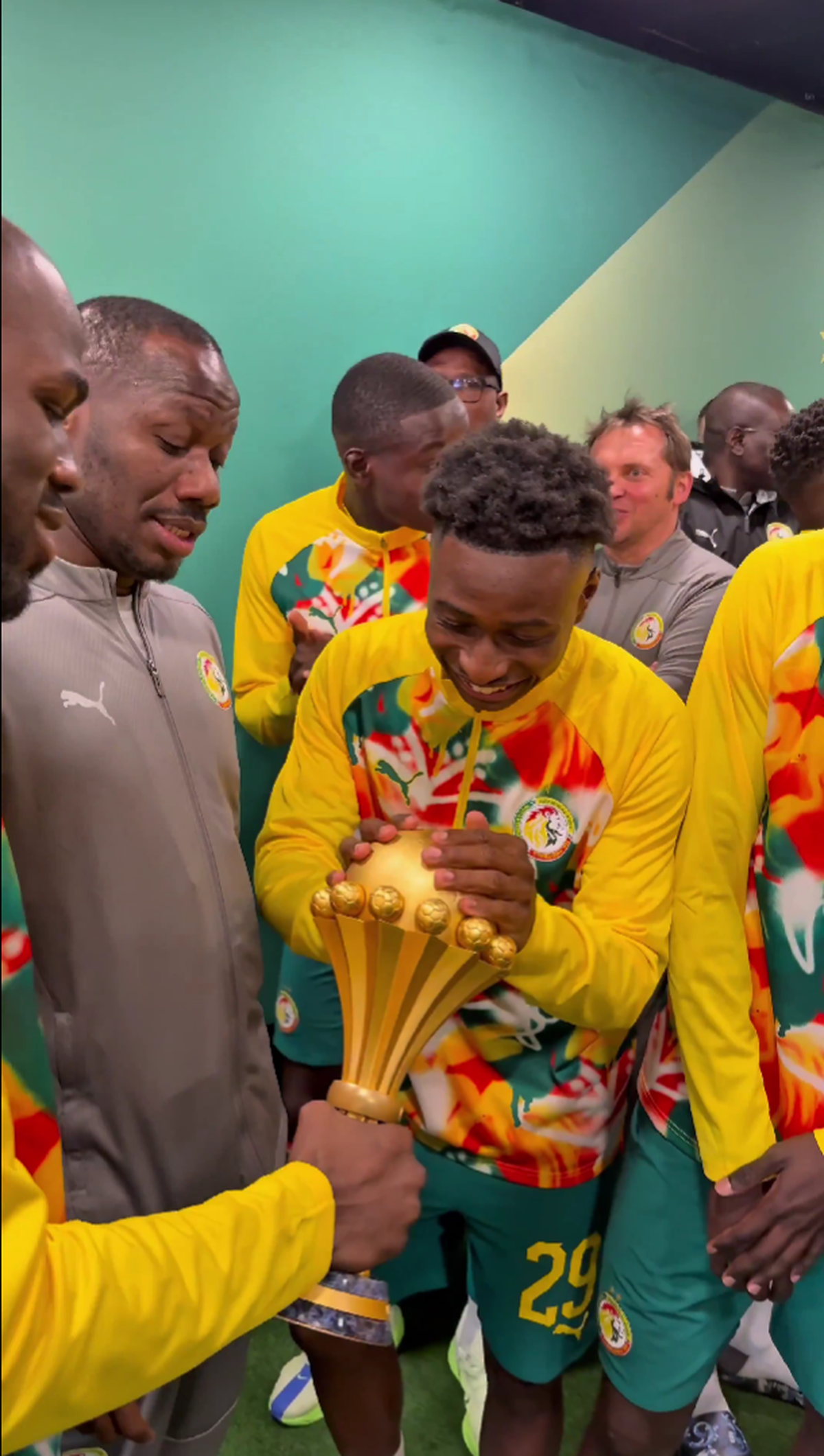 Senegal a adus trofeul Cupei Africii în Europa: paradă în fața a 70.000 spectatori