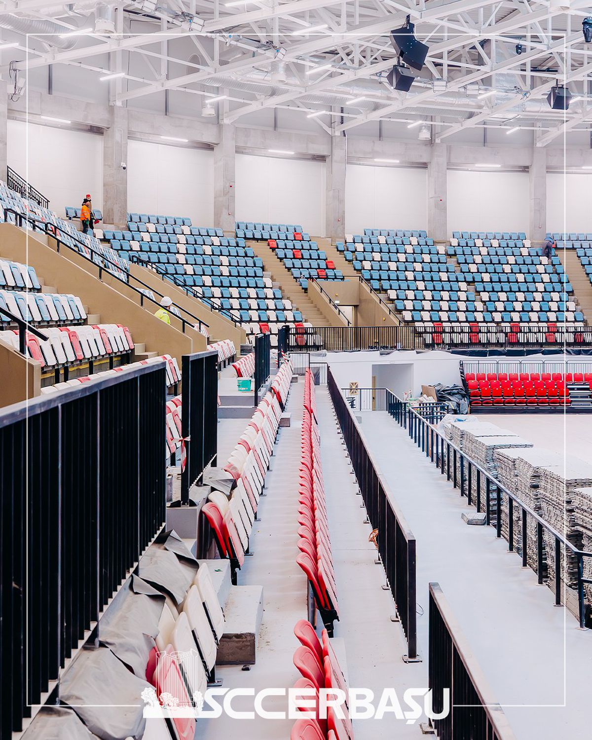 Cea mai nouă sală polivalentă din România prinde contur! S-a început montarea celor 5.000 de scaune